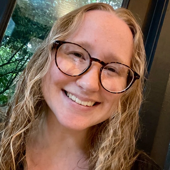 Meet your Posher, Lauren - Picture 1 of 5